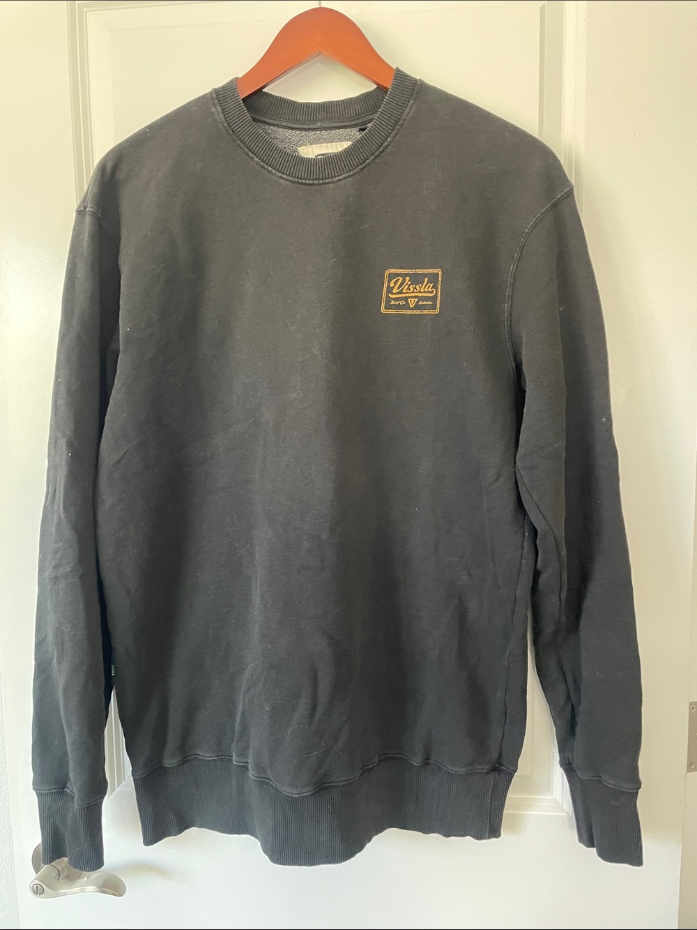 VISSLA Men's Crewneck Sweatshirt in Charcoal with Gold Patch